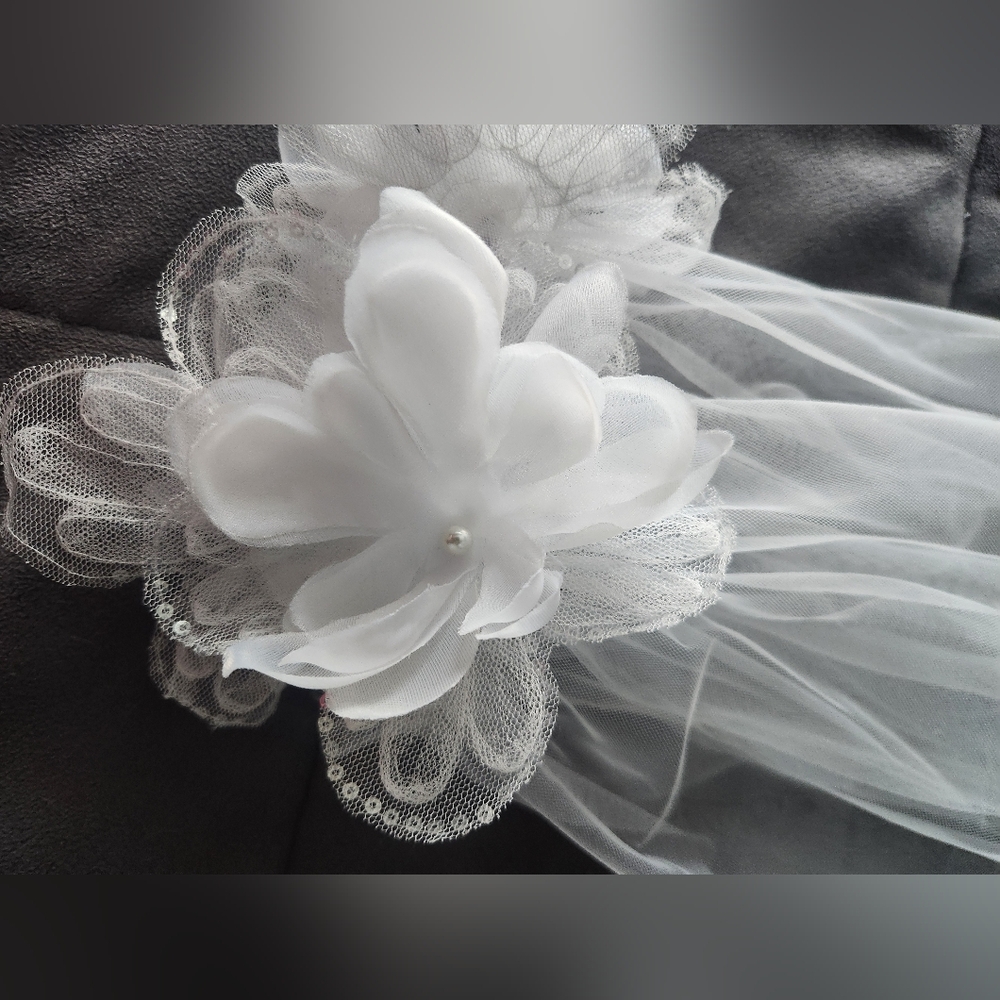 Elegant White Sheer Arm Sleeves with Floral Accents - Picture 2 of 4